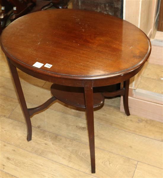 An Edwardian mahogany oval topped occasional table W.82cm